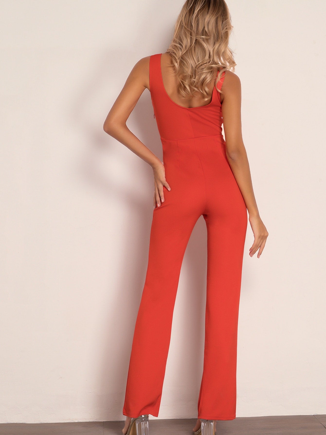 Elara's - Charme: Stilvoller Jumpsuit mit Einzigartigem Schnitt