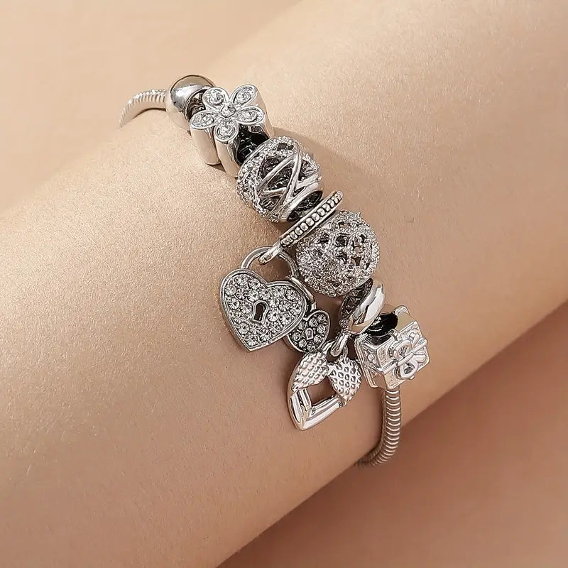 Lorelei - Modisches Armband mit Strasssteinen und Blumen