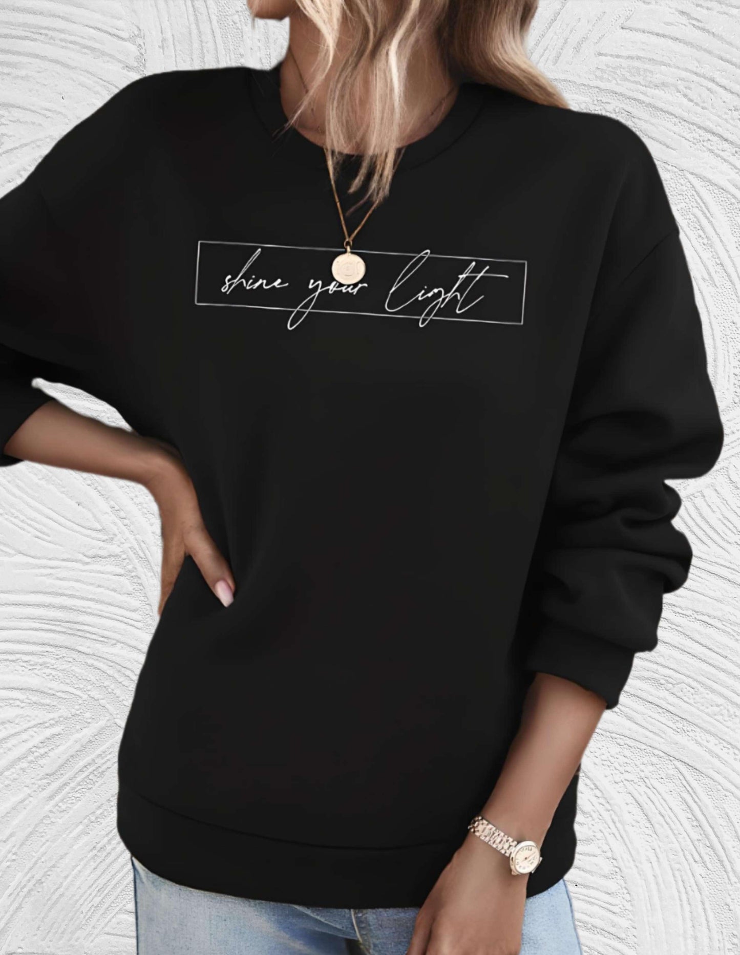 Übergroßer Pullover mit Rundhalsausschnitt und „share your light“-Aufdruck auf der Vorderseite - Thalia