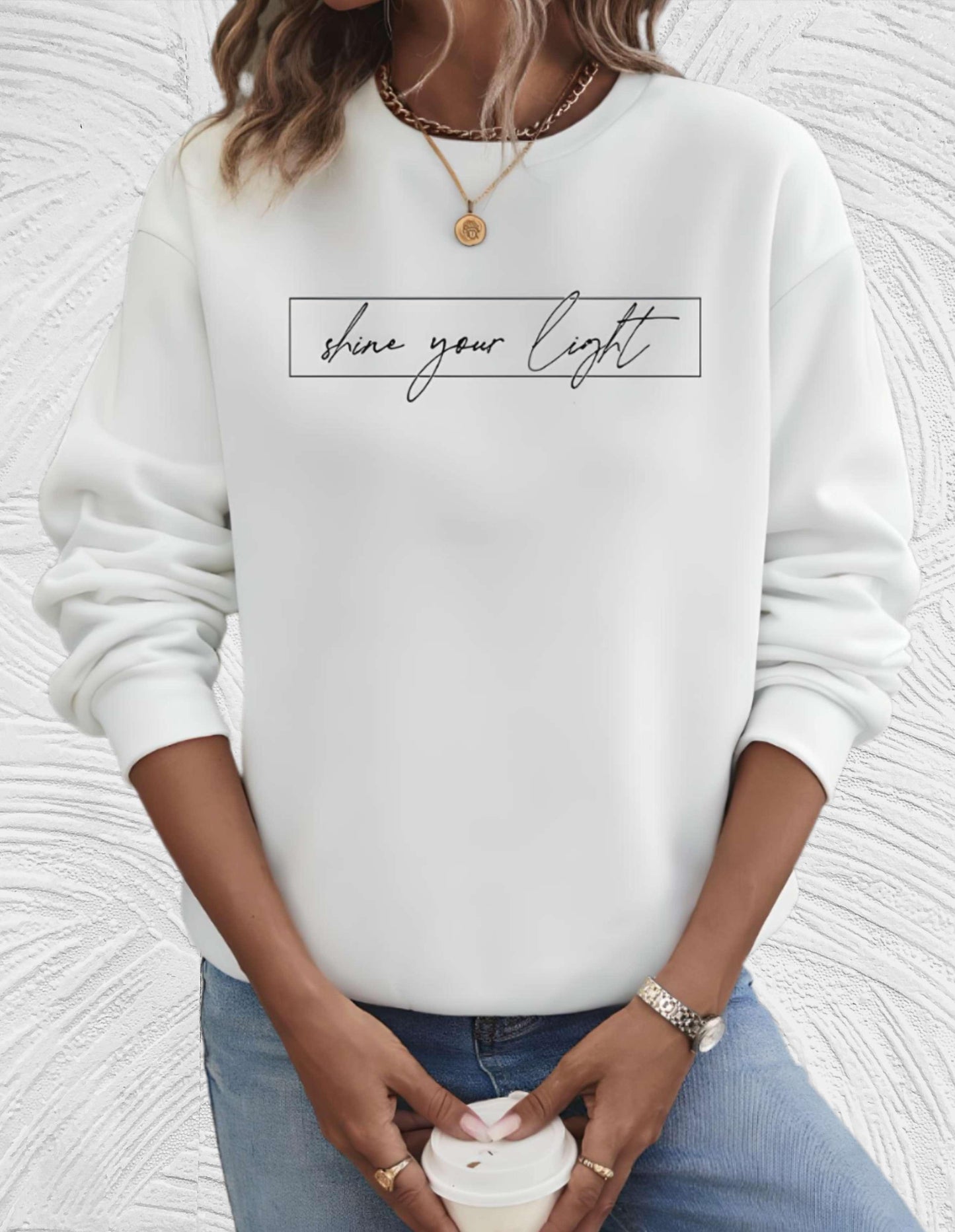 Übergroßer Pullover mit Rundhalsausschnitt und „share your light“-Aufdruck auf der Vorderseite - Thalia