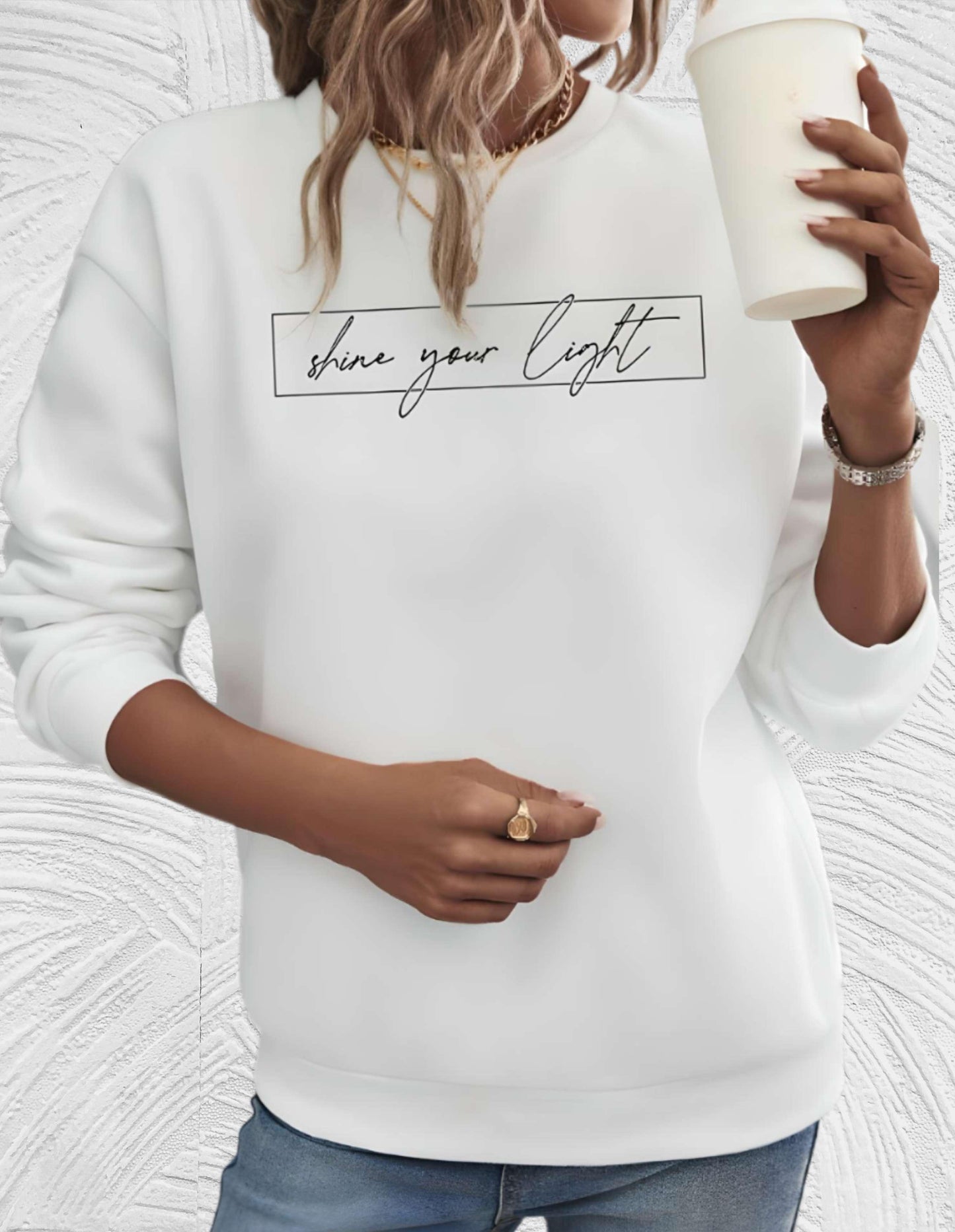 Übergroßer Pullover mit Rundhalsausschnitt und „share your light“-Aufdruck auf der Vorderseite - Thalia