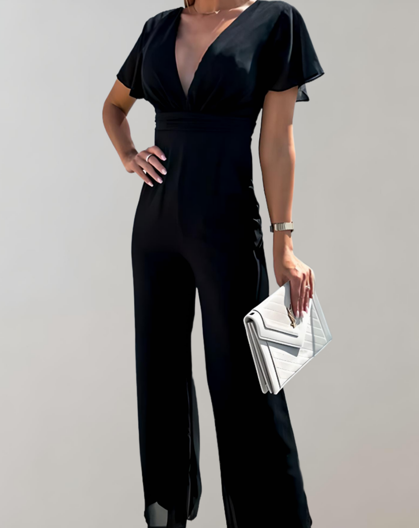 Tara Jumpsuit: Tiefes V, weites Bein und kurze Ärmel.