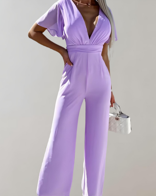 Tara Jumpsuit: Tiefes V, weites Bein und kurze Ärmel.