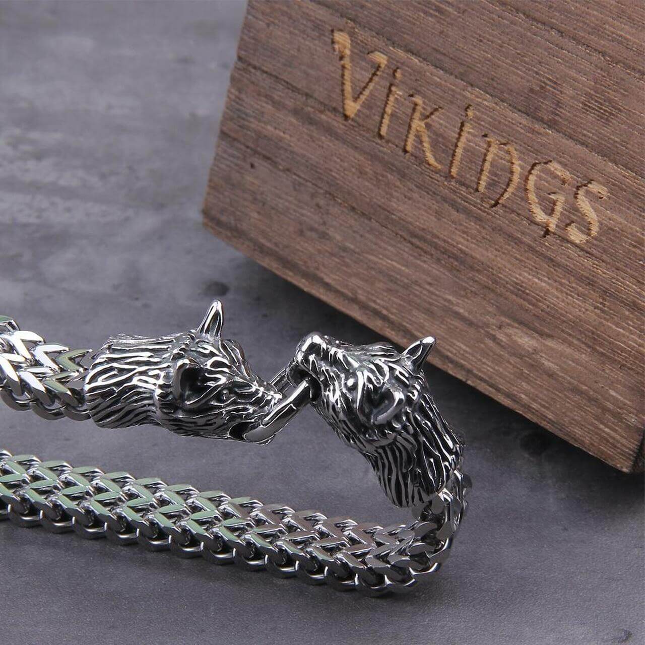 Siegmund - Fashionable Viking Wolf Armband